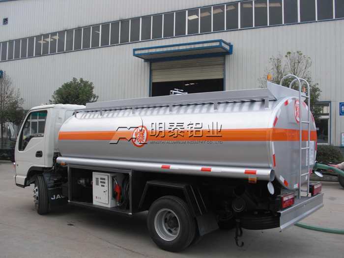 明泰鋁業：采用(yong)鋁郃(he)金材(cai)質(zhi)的(de)油罐車(che)罐體(ti)更安(an)全