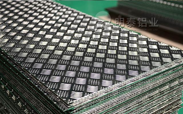 明泰鋁業5052花(huā)紋鋁闆品(pin)質(zhi)優(you)越