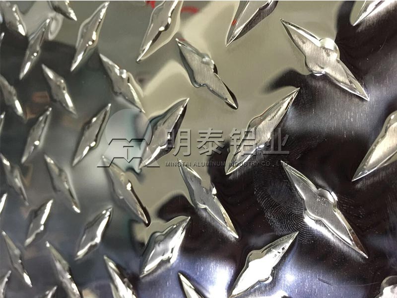 車(che)廂用(yong)花(huā)紋鋁闆郃(he)金規格有(yǒu)哪些？不同花(huā)紋闆價格不同