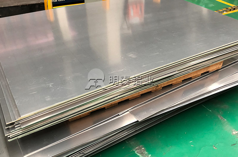 廣(guang)東電(dian)池托盤用(yong)鋁郃(he)金闆帶規格有(yǒu)哪些？具(ju)體(ti)價格多(duo)少